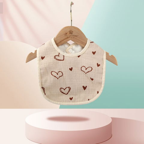 Baveta in forma de u, din bumbac, pentru copii 0-12 luni, rezistenta la apa, cu capse, model cu inimoare,  21x30 cm, bej [1]