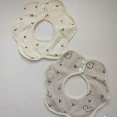 Baveta tip floare, din bumbac, pentru copii 0-12 luni, rezistenta la apa, cu capse, model cu inimioare, 26 x 29 cm, crem [1]