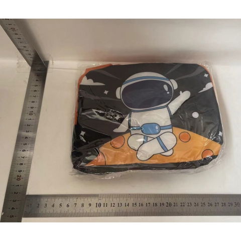 Geanta termoizolanta pentru copii, 23x13x19 cm, model imprimeu astronaut, din folie de aluminiu si panza oxford, negru/portocaliu [1]