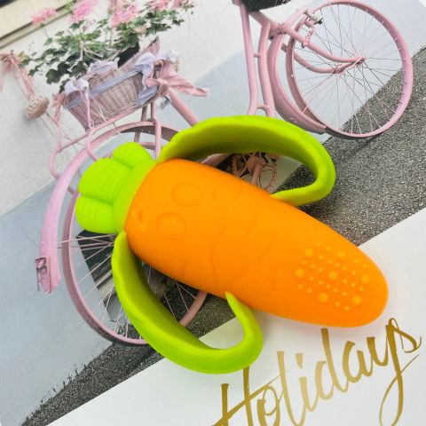 Jucarie dentitie bebelusi  morcov, 10x7.5x2.8 cm, cu manere de prindere, material silicon non-toxic, fara miros, portocaliu [6]