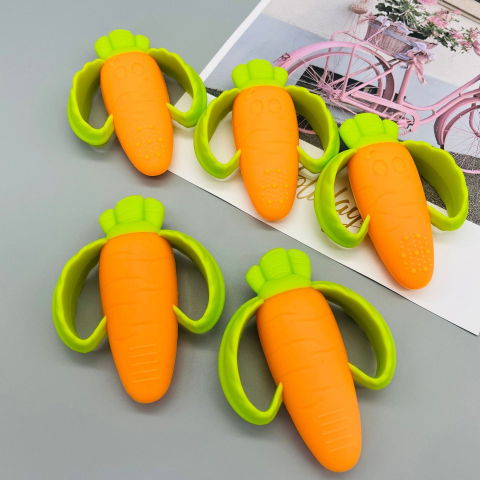 Jucarie dentitie bebelusi  morcov, 10x7.5x2.8 cm, cu manere de prindere, material silicon non-toxic, fara miros, portocaliu [7]