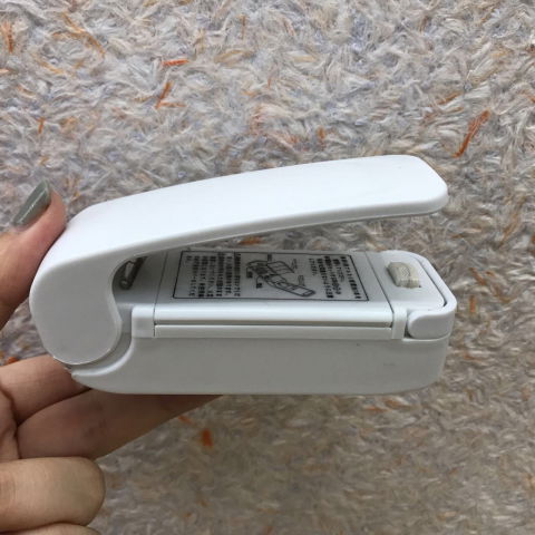 Mini aparat de sigilat pungi cu baterii, etansare prin caldura, spate magnetic, portabil, 9.7x3 cm, alb [3]