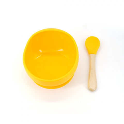 Scaune, seturi de masă și accesorii bebeluși - Set 2 piese diversificare bebelusi si copii din silicon  bol cu ventuza, lingurita din lemn si silicon, pentru gustari, fara alergeni, galben