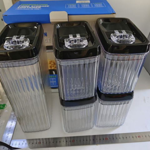 Set 5 recipiente din plastic, pentru alimente/obiecte, inchidere ermetica, textura ondulata, 4 x 1.5l, 1 x 3.3 l, transparent [14]