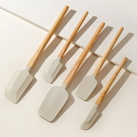 Organizatoare si accesorii pentru bucatarie - Set 5 ustensile de bucatarie, din silicon si lemn, spatule de diferite dimensiuni, termorezistente, antiaderente, bej-maro