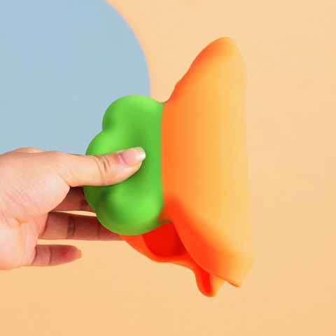 Set diversificare bebelusi  din silicon, 23.5 x 12.5 cm, 1 farfurie compartimentata in forma de morcov, lingurita si furculita, pai, perie pai, fara alergeni, ventuza fixare,  forma creativa,  portocaliu [5]