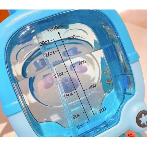 Sticla cu pai pentru copii, model ursulet, gradata, stickere aplicate, curea reglabila, din plastic rezistent la cadere, 1l, albastru, 20 x 13 cm [2]