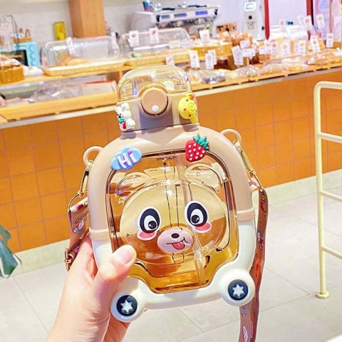 Sticla cu pai pentru copii, model ursulet, gradata, stickere aplicate, curea reglabila, din plastic rezistent la cadere, 1l, maro, 20 x 13 cm [1]