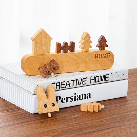 Suport pentru chei, din lemn, aplicare fara perforare, adeziv inclus, 5 carlige albe, model casuta, greutate suportata 5 kg, 13.5 x 23 cm, maro [5]