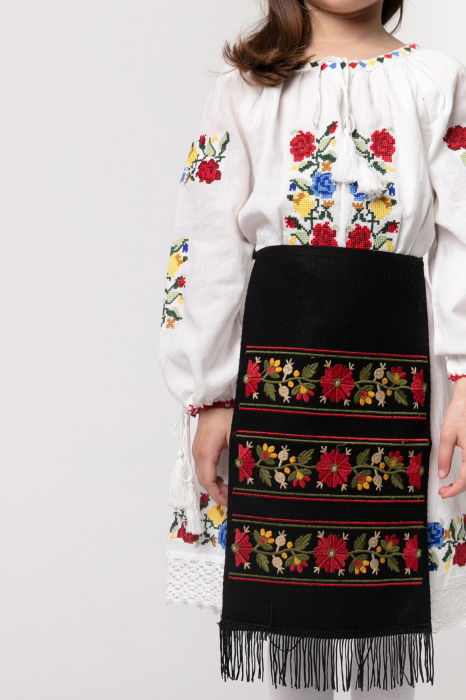 Catrinta traditionala neagra pentru fetite cu broderie florala rosie Sonia [1]
