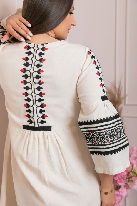 Rochie traditionala crem cu model floral negru Delia [3]