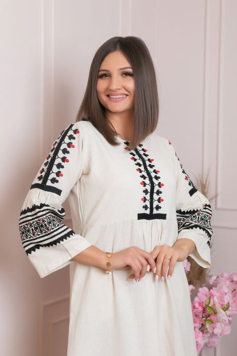 Rochie traditionala crem cu model floral negru Delia [2]