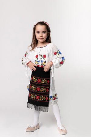 Catrinta traditionala neagra pentru fetite cu broderie florala rosie Sonia [4]