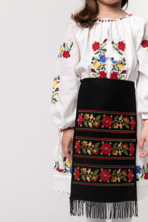 Imbracaminte Fetite - Catrinta traditionala neagra pentru fetite cu broderie florala rosie Sonia
