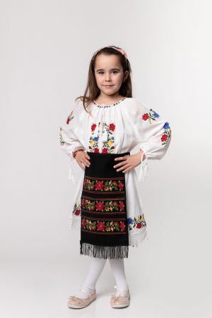 Catrinta traditionala neagra pentru fetite cu broderie florala rosie Sonia [1]
