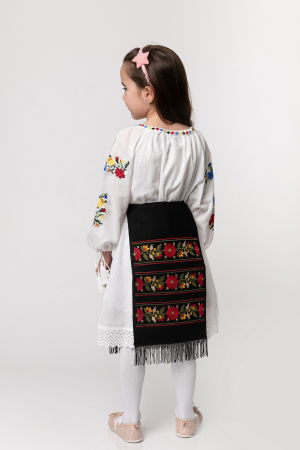 Catrinta traditionala neagra pentru fetite cu broderie florala rosie Sonia [2]
