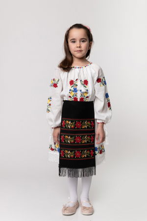 Catrinta traditionala neagra pentru fetite cu broderie florala rosie Sonia [3]