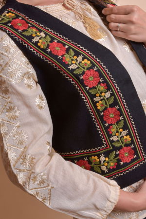 Veste si paltoane traditionale - Vesta traditionala neagra cu broderie florala rosie Maria 01
