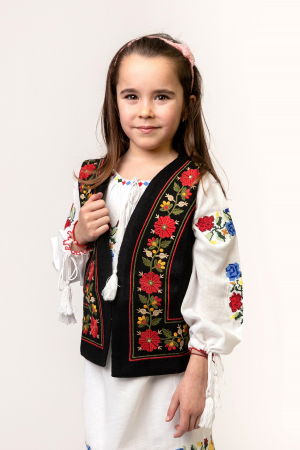 Imbracaminte Fetite - Vesta traditionala neagra pentru fetite cu broderie florala rosie Sonia