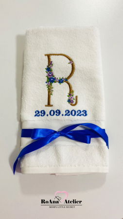 Prosoape brodate - Prosop mediu brodat cu initiala si data