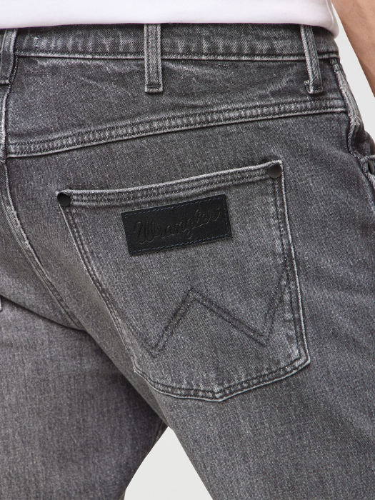 Wrangler Blugi Gri Deschis FRONTIER Relaxed Straight Barbati [5]