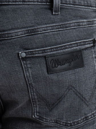 МУЖЧИНЫ - Wrangler Мужские Джинсы Blackout Slim Tapered