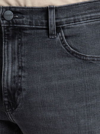 МУЖЧИНЫ - Wrangler Мужские Джинсы Blackout Slim Tapered