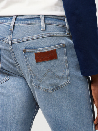 МУЖЧИНЫ - Wrangler Мужские Джинсы Светло-Синие GREENSBORO Regular Straight - 469 Lei