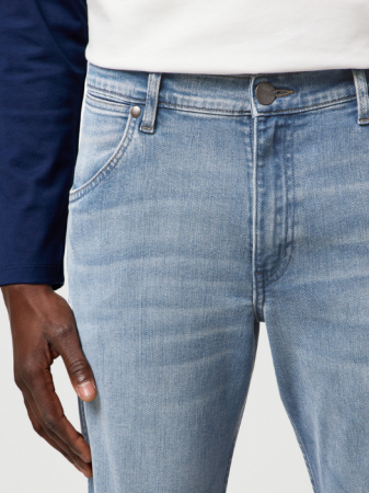 МУЖЧИНЫ - Wrangler Мужские Джинсы Светло-Синие GREENSBORO Regular Straight - 469 Lei
