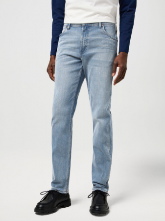МУЖЧИНЫ - Wrangler Мужские Джинсы Светло-Синие GREENSBORO Regular Straight - 469 Lei