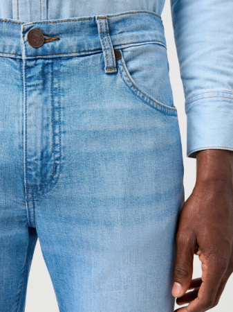 МУЖЧИНЫ - Wrangler Мужские Джинсы Светло-Синие LARSTON Slim Tapered