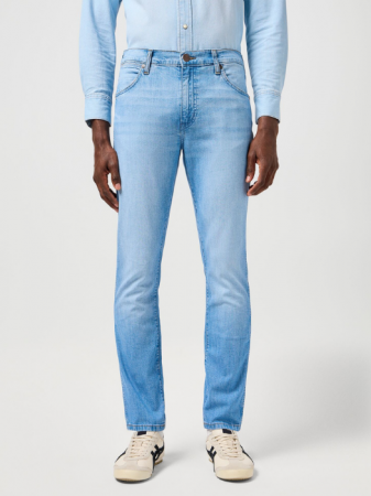 МУЖЧИНЫ - Wrangler Мужские Джинсы Светло-Синие LARSTON Slim Tapered