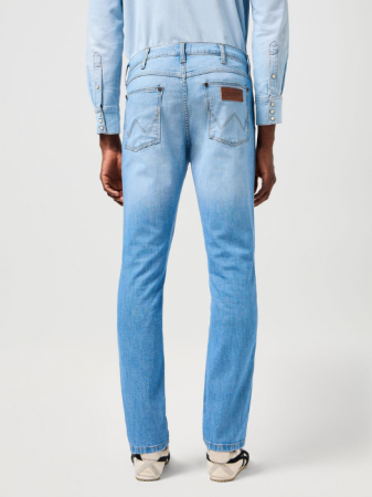 МУЖЧИНЫ - Wrangler Мужские Джинсы Светло-Синие LARSTON Slim Tapered