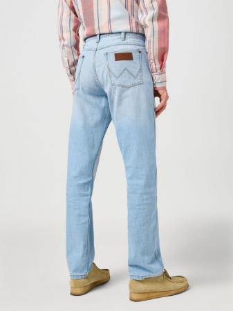 BARBATI - Wrangler Blugi Albastri Deschisi GREENSBORO Regular Straight Barbati