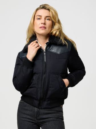 IMBRACAMINTE - Wrangler Geaca Neagra Regular Femei