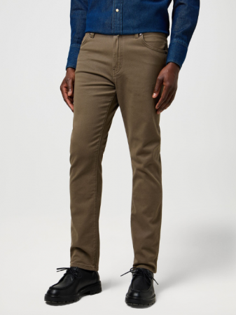 IMBRACAMINTE - Wrangler Pantaloni Maro Slim Tapered Barbati