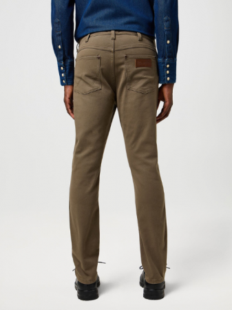 IMBRACAMINTE - Wrangler Pantaloni Maro Slim Tapered Barbati