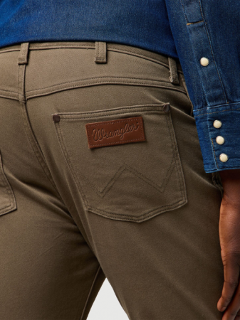 BARBATI - Wrangler Pantaloni Maro Slim Tapered Barbati