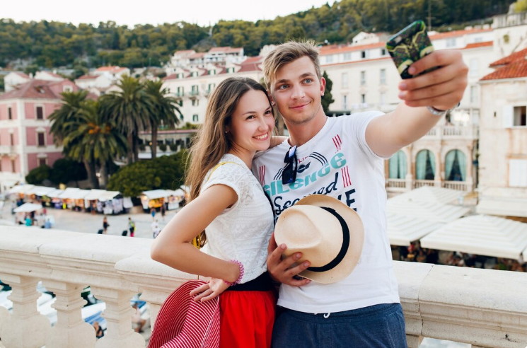 Cei mai buni sneakersi pentru city break-uri și vacanțe active