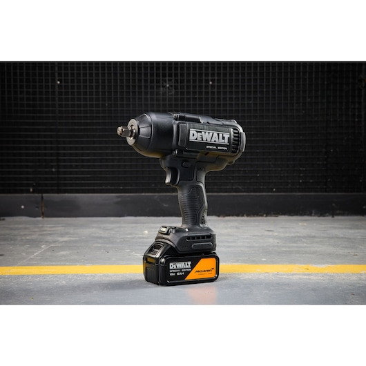 Cheie cu impact DEWALTr x McLaren F1 Team 18V XRr fara perii, inel de retinere de 1/2", cu cuplu ridicat - 2 acumulatori de 5Ah [5]