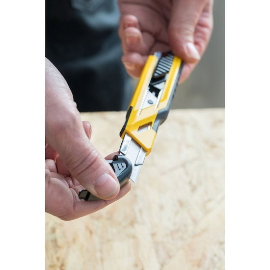 CUTTER GLISANT MANER BIMATERIAL 18mm CU 3 LAME STANLEYr [4]