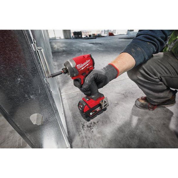 Masina de insurubat cu impact Milwaukee 1/4″ Hex 226Nm 18V M18 FID3-502X, sistem M18 FUELtm, 2 x acumulator M18 B5, 1 x incarcator M12-18 FC, 1 x cutie HD [4]