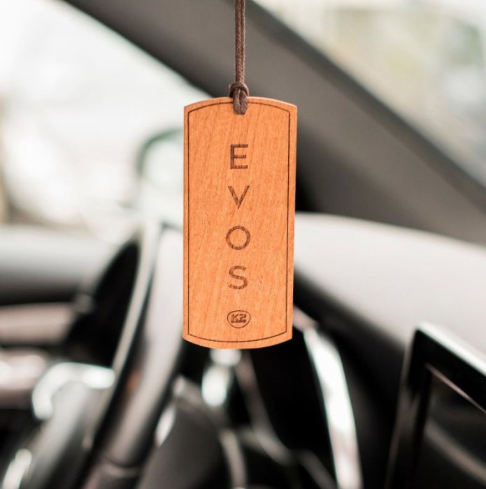 Odorizant Auto din Lemn Masiv K2 EVOS SPARTA, Parfum Chypre (Grapefruit, Cedru, Mosc), Design Elegant Dog Tag [4]