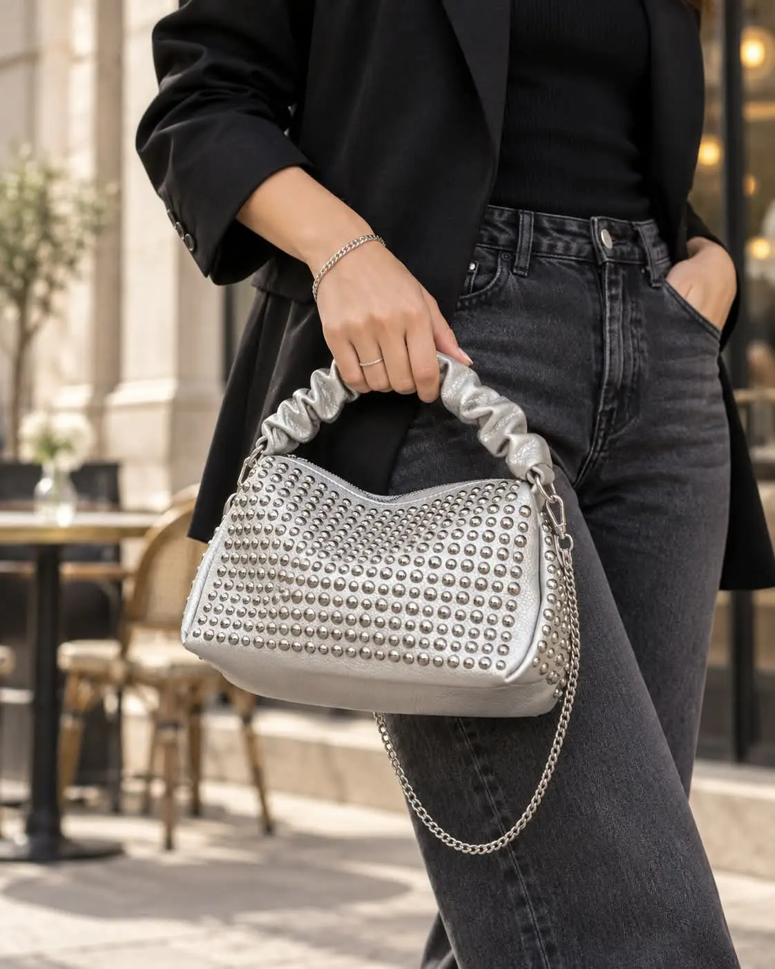 Silver Rock, geanta argintie cu tinte purtata in mana, tinuta casual cu blugi negri [2]