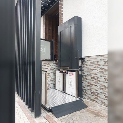 Antrenare cu șurub / ax melcat - Lift pentru persoane cu dizabilități, h 150cm, cu 1 rampă si 1 ușă, cu mecanism de antrenare laterală prin surub melcat | MK-TRS-901-SCR-150-1R1D