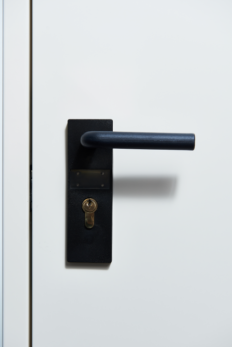 Usa metalica blat 40 mm din otel multifunctionala cu geam pentru boxa / magazie - RAL 9001 Alb - Crem [3]