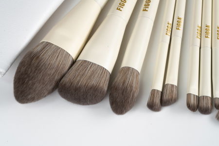 Set 10 pensule machiaj FiGGA®, Profesionale, manere din lemn si aluminiu, gentuta depozitare, Alb crem [4]