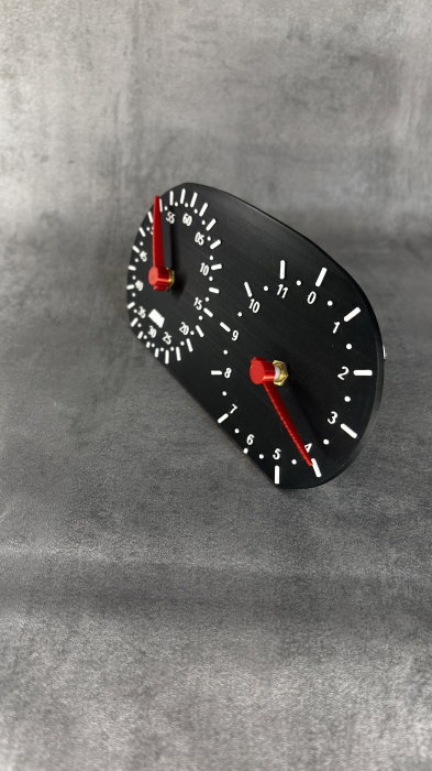 Ceas de birou printat 3D, design inspirat bord auto, cu 2 mecanisme separate [3]