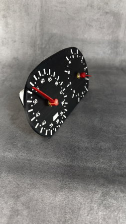 Ceas de birou printat 3D, design inspirat bord auto, cu 2 mecanisme separate [4]