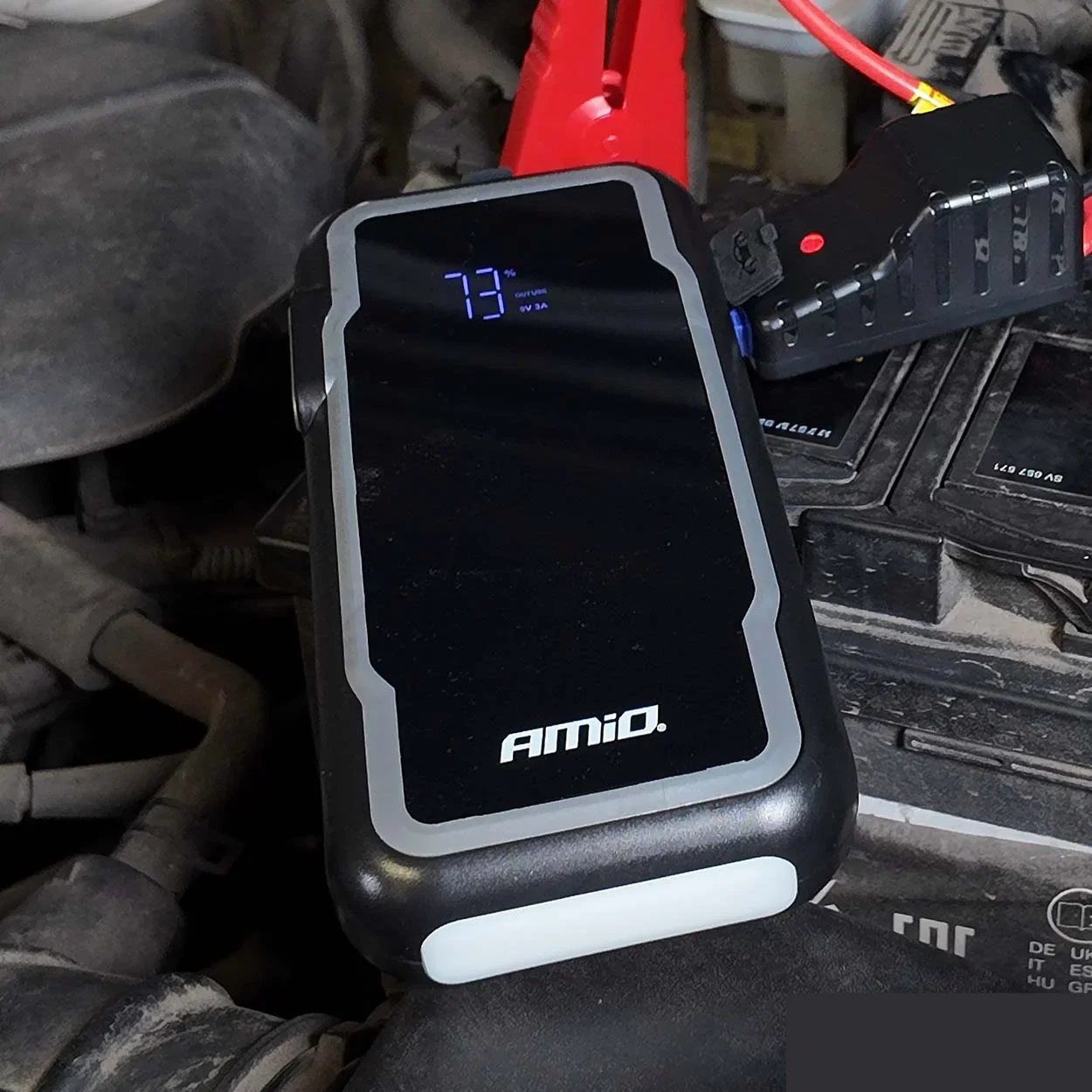 Robot pornire auto portabil AMiO 3 în 1 12V 1600A 12Ah cu lanternă LED și powerbank [3]